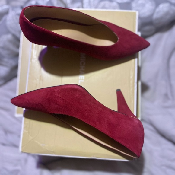 Michael Kors Lizzy Mid Pump in Maroon 8 - Picture 3 of 3